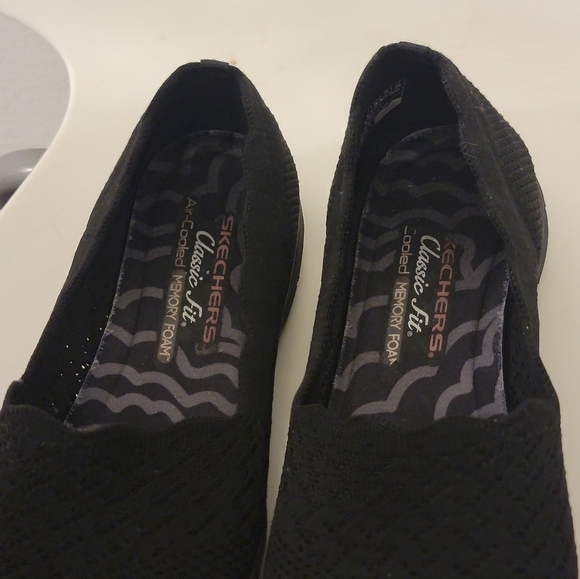 Skechers Classic Fit Flat Shoes - Picture 2 of 2